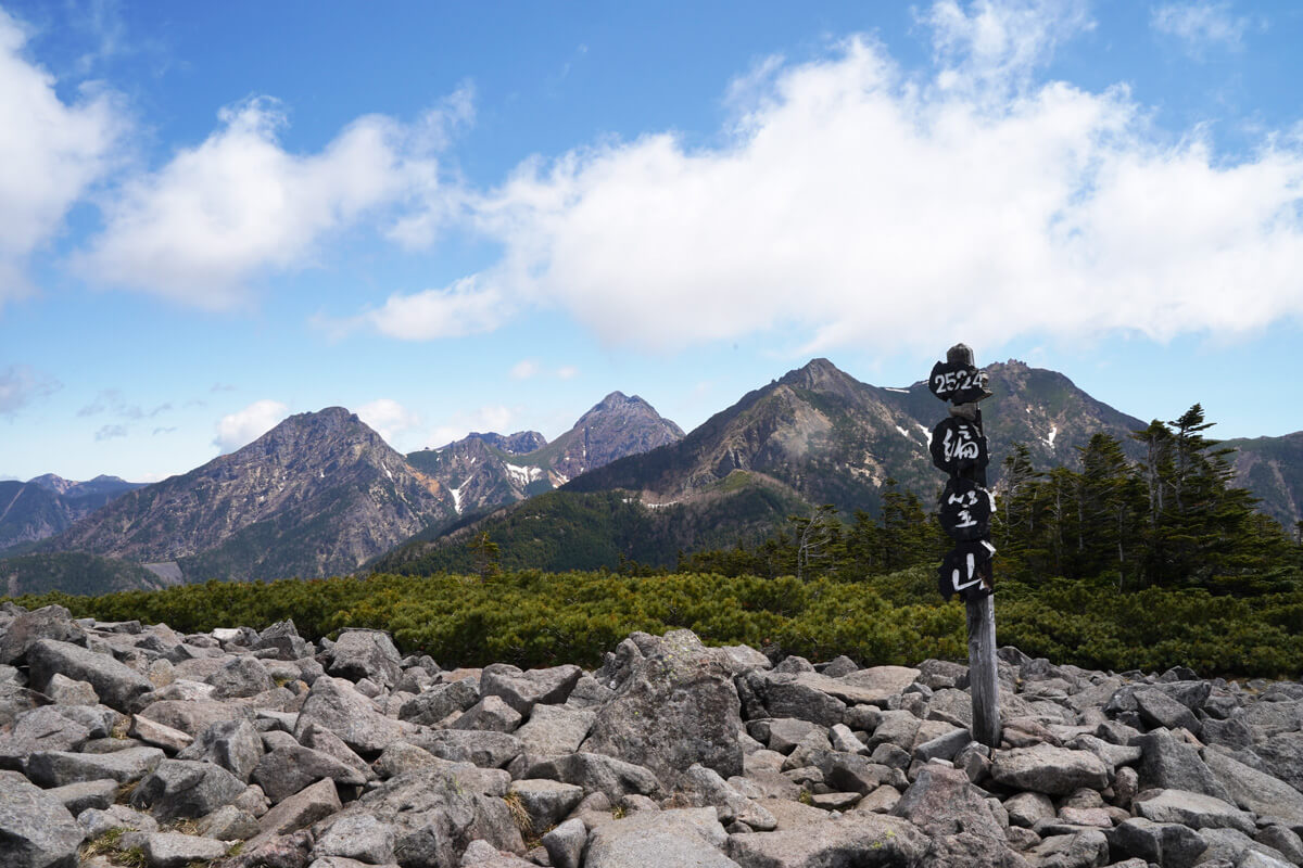 編笠山の頂上からの八ヶ岳連峰