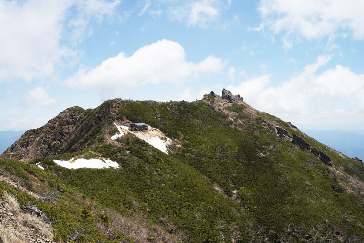 ギボシの東斜面から見る権現小屋と権現岳