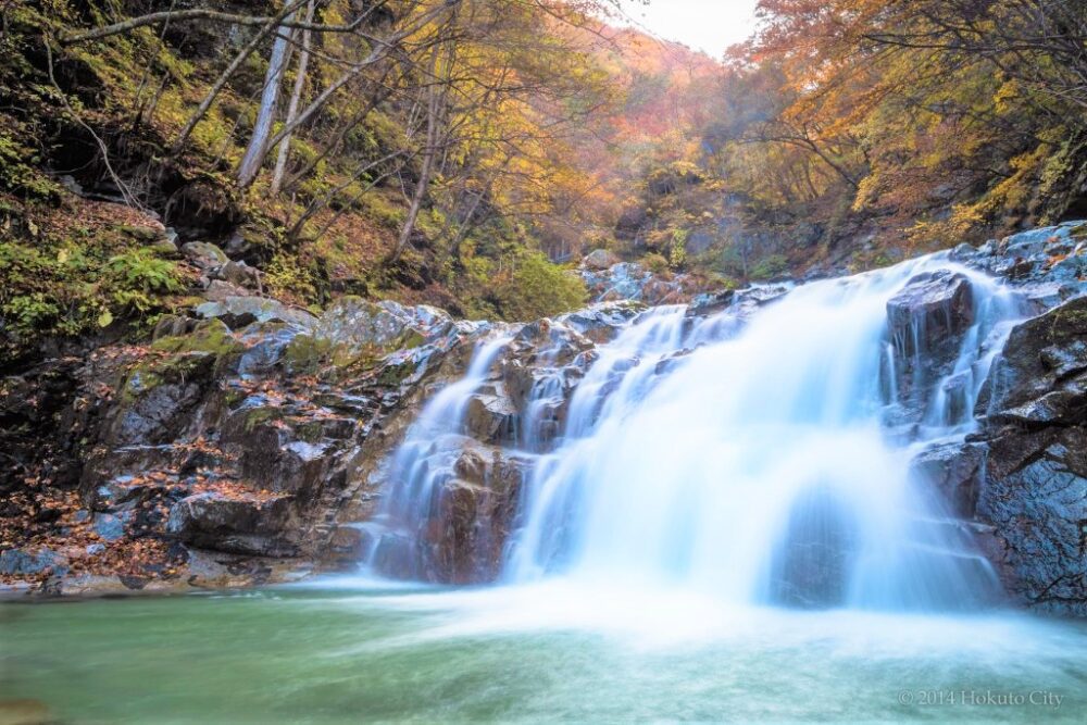 精進ヶ滝と石空川渓谷（しょうじがたきといしうとろがわけいこく）