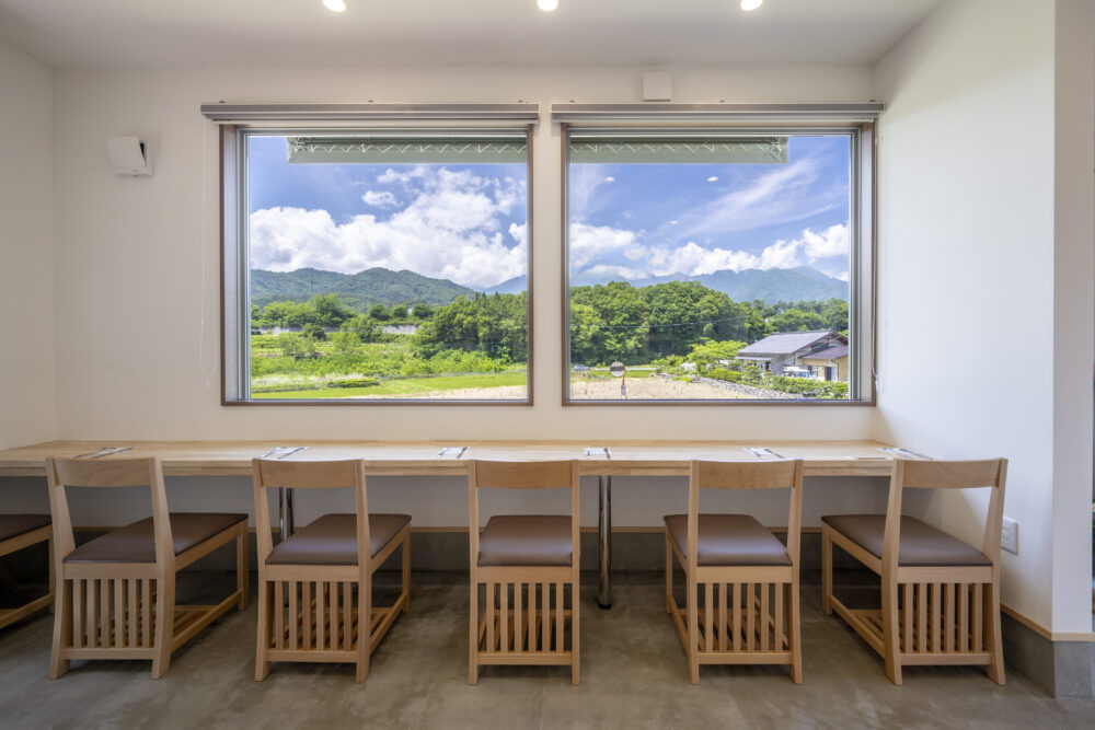 甲斐駒ヶ岳と田園が見える店　オーブン料理　白州アルベロ